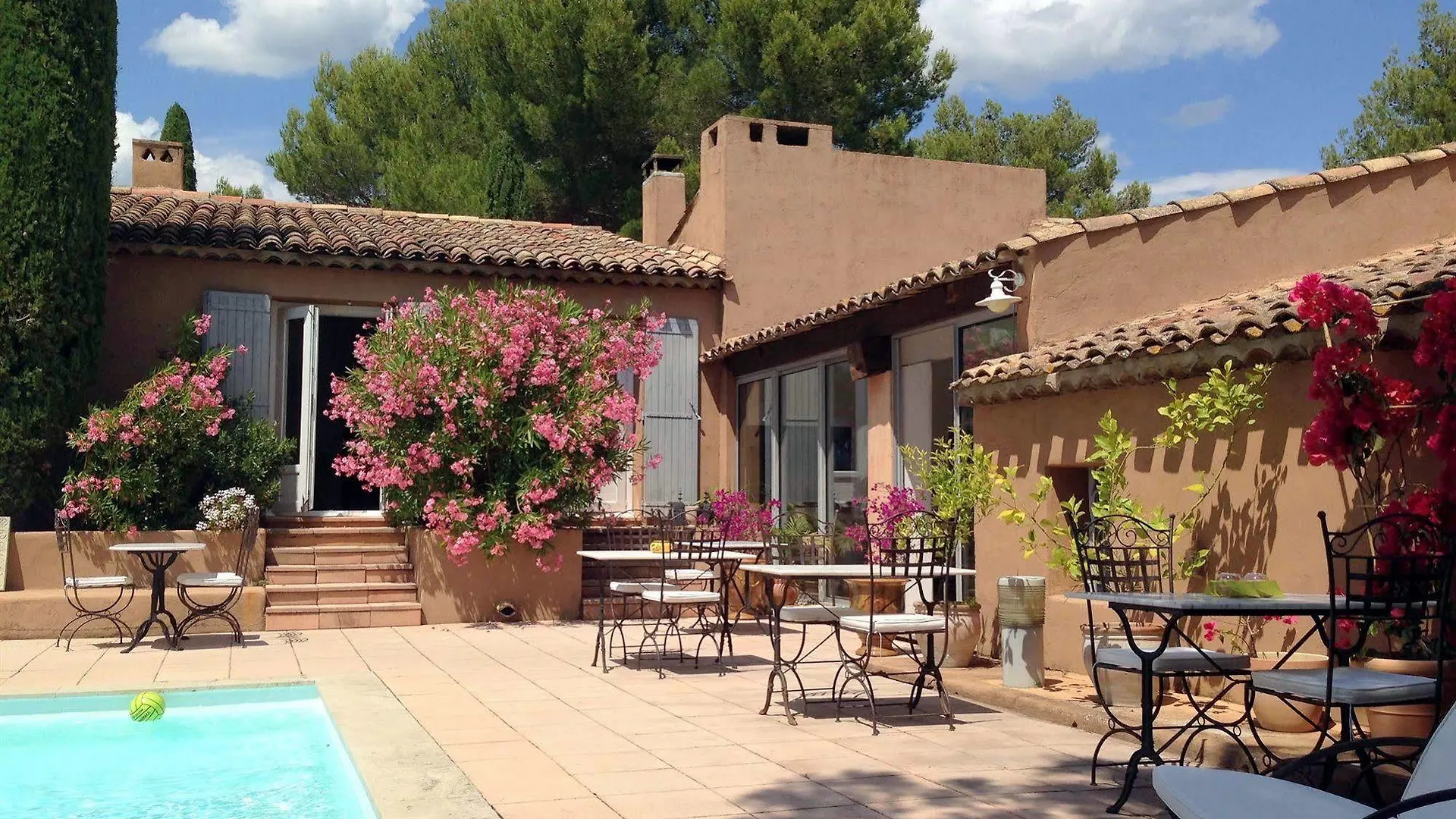 ***  La Cle Des Champs, Boutique Hotel & Spa - Le Mas De Garrigon Roussillon en Isere França